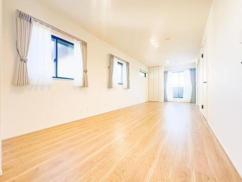 この場所が、故郷になる。住まいには思いが宿り、やがて住まう人の特別な場所へと昇華されていきます。廊下に出れば、小屋根裏収納をご用意しております。2026/4/2撮影