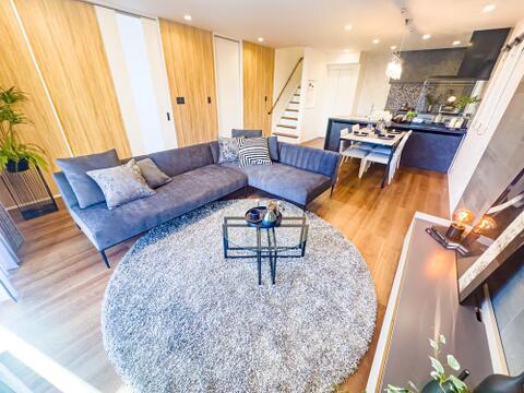 家具の配置がしやすい間取り。お洒落な家具や照明、カーテン付きで、すぐに新生活をスタートできます。リビングのシャッターは電動シャッターを採用しております。ご家族との会話を演出するリビングイン階段を採用。