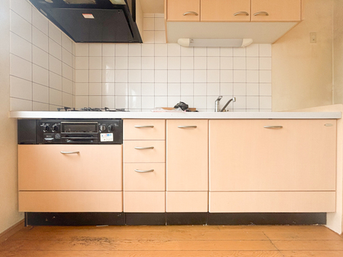 現在リフォーム中の物件です。広々としたキッチンは、家族みんなで料理を楽しむのにぴったり。収納力が充実しており、調理器具や食材もすっきり片付けられます。