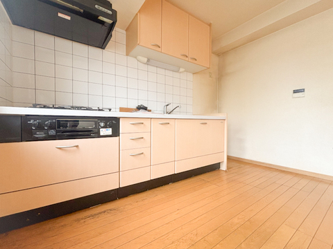 現在リフォーム中の物件です。対面式のシステムキッチンが、家事をもっと楽しいひとときに変えてくれます。リビングを見渡せる安心感と、広い作業スペース、たっぷりの収納が充実。