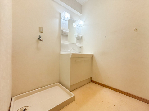 現在リフォーム中の物件です。使い勝手が良い洗面化粧台は、収納力も豊富で清潔感が保たれた空間。シンプルでモダンなデザインが、朝の支度を快適にしてくれます。毎日の生活がよりスムーズに整います。