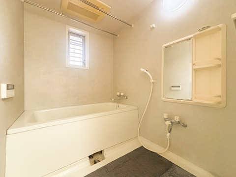 現在リフォーム中の物件です。ゆったりとした広さのバスルームで、1日の疲れを癒す贅沢な時間が過ごせます。