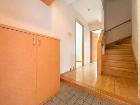 現在リフォーム中の物件です。広々とした玄関スペースは、家族や来客を温かく迎え入れる心地よい空間です。