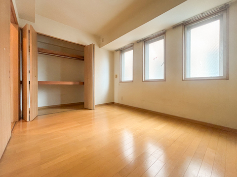 現在リフォーム中の物件です。広々とした居室は、たっぷりと日差しが差し込み、ゆったりとしたくつろぎのひとときを楽しめる空間です。