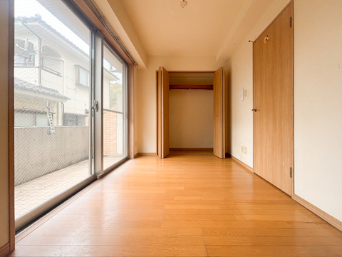 現在リフォーム中の物件です。窓から差し込む柔らかな光が心地よい居室は、広さがあり、のびのびとした気分で過ごせます。