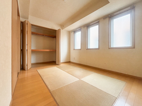 現在リフォーム中の物件です。居室は広々としており、窓から差し込む光で明るく、気持ちよく過ごせる空間です。清潔感が保たれており、快適な毎日をお過ごしいただけます。