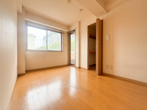 現在リフォーム中の物件です。明るく開放的な居室は、ゆったりとした空間でリラックスできる場所です。