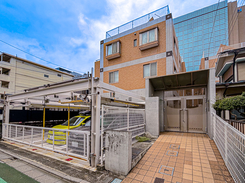 スタイリッシュで洗練された外観が、毎日帰宅するのを楽しみにさせてくれます。上質なデザインが目を引き、住む人にも訪れる人にも好印象を与える美しい佇まいが魅力です。