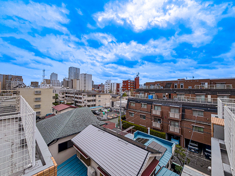 眺望が魅力の住まいで、窓からの景色が心を癒してくれます。季節ごとに移ろう風景を楽しめ、心安らぐ時間が流れる空間が広がります。毎日の生活に豊かさを与えてくれる場所です。