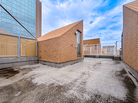 テラス付きの住まいで、外の空間を楽しめる心地よいスペースが魅力です。ガーデニングやティータイム、子どもの遊び場としても活用でき、家族みんなが楽しめる特別な空間です。