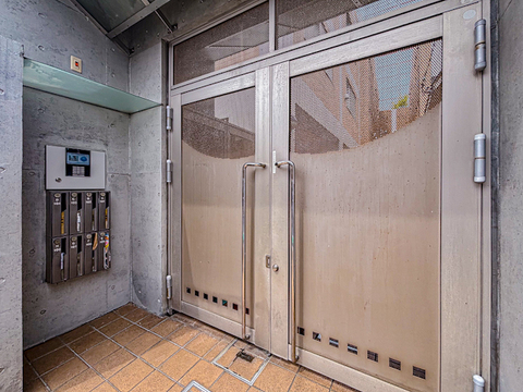 オートロック完備で、防犯面も安心な住環境。居住者以外の出入りが制限されているため、セキュリティ面で信頼性が高く、家族みんなが安心して暮らせるマンションです。