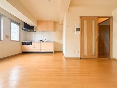 現在リフォーム中の物件です。家族全員がのびのびとくつろげる憩いの場所です。明るい光が差し込み、温かみのある空間が、毎日の生活をより豊かで楽しいものにしてくれます。家族みんなで集まるのが楽しみです。