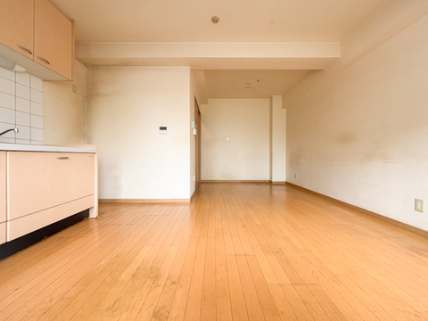 現在リフォーム中の物件です。家族が自然と集まり笑顔が絶えない場所。大きな窓から差し込む光が明るさと心地よさをもたらし、毎日の暮らしにゆとりと穏やかさを与えてくれる、家族の憩いの場所です。