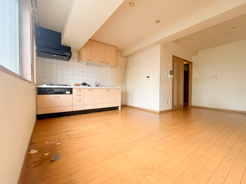 現在リフォーム中の物件です。陽光あふれる広々リビングは、家族が集い笑顔が自然と生まれる温かい場所。心穏やかな時間がゆっくりと流れ、日々の暮らしがより豊かに彩られる、そんな快適な空間がここにあります。