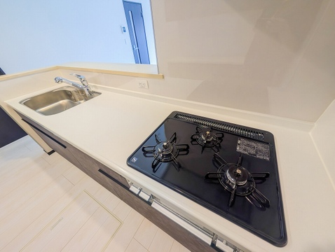広いワークトップと3口コンロで複数品同時進行もスムーズ。機能的で飽きのこないシンプルなデザインです。