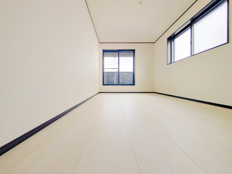 バルコニーを緑で彩れば、窓辺の景色が自分だけの小さな庭園に。室内から緑を眺めながらリラックスできます。