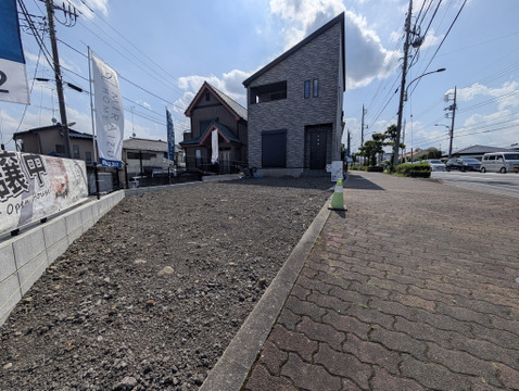 車を2台停めても余裕のある広々した駐車場です。