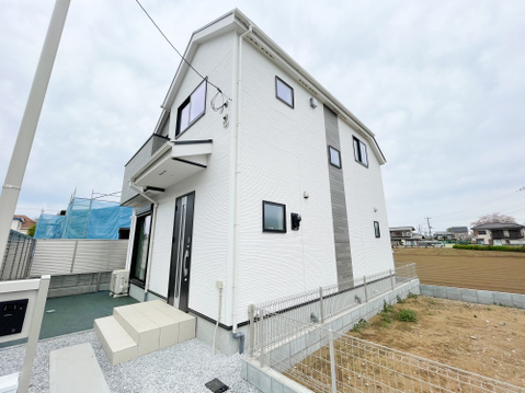 白を基調としたスタイリッシュな外観が目を引く、機能美にあふれたお住まいです。