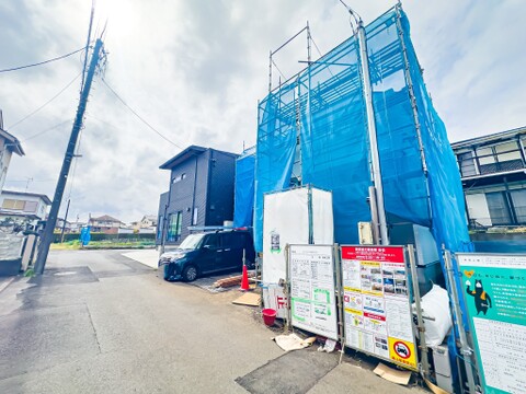 リビングには床暖房を採用。約9.3帖の主寝室には、収納力を誇るウォークインクローゼットをご用意しております。2026/4/10撮影