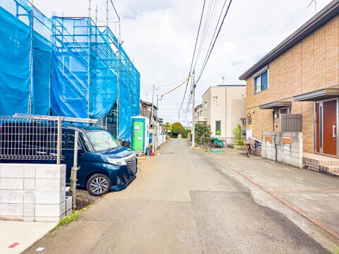 前面道路は車通りが少なく、車庫入れがスムーズに行えます。2026/4/10撮影