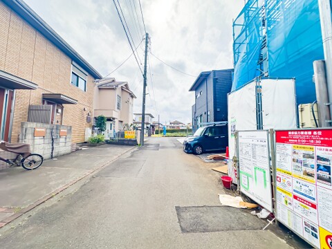 前面道路は車通りが少なく、静かな暮らしを守ってくれます。2026/4/10撮影