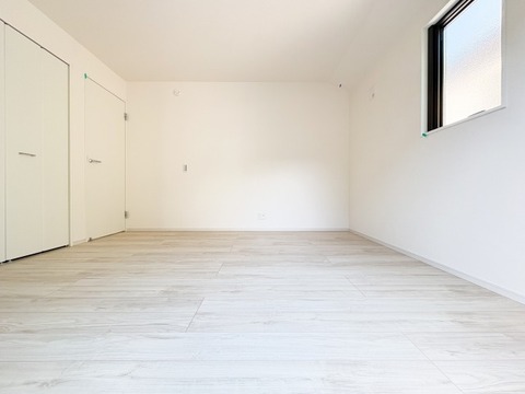 ゆとりある広さの居室は、家具の配置がしやすく使い勝手の良い空間です。採光も良好で、生活スタイルに合わせて自由にレイアウトできます。