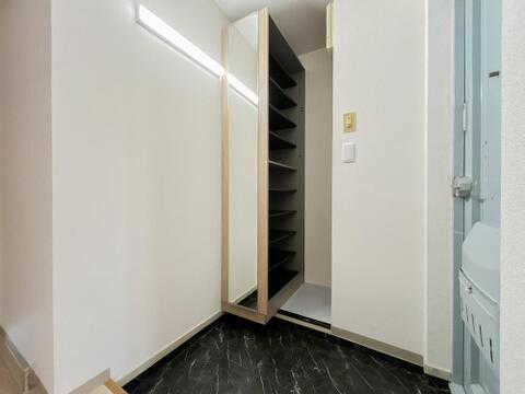 ゲストを招き、家族を迎える玄関は、ディスプレイや照明にこだわってみてはいかがでしょうか
