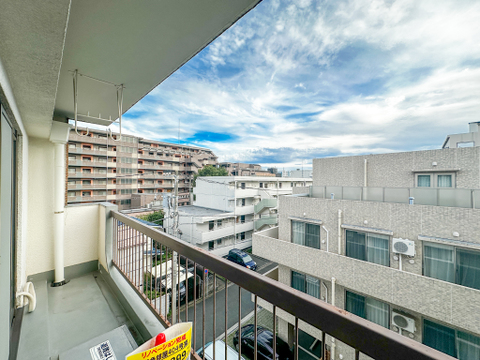 青空を仰ぐ心地よいロケーション!周辺は閑静な住宅街で落ち着いた住環境が広がります。
