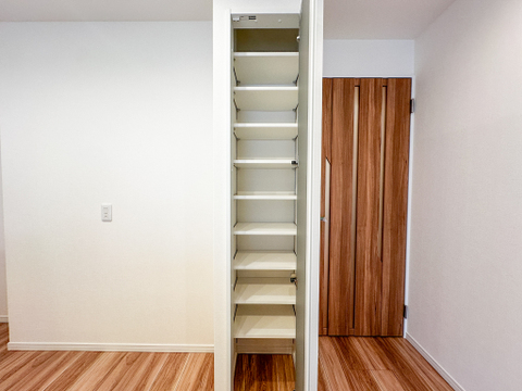 キッチン横にある収納、このスペースがあるかないかで部屋の散らかり具合が変わります。