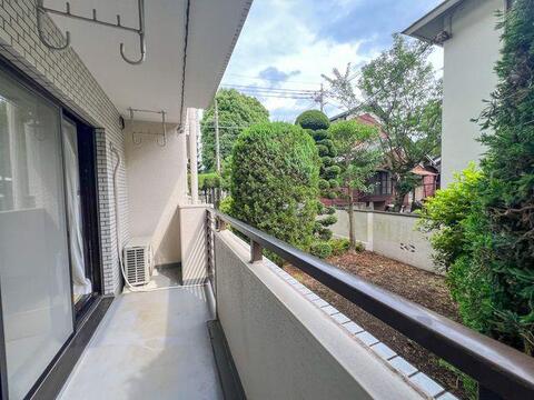 リビングから一歩出ると、目の前に広がる豊かな緑。視界を遮る高い建物がなく、外からの視線も敷地内の植栽が優しくガードしてくれるため、人目を気にせずリラックスできます。