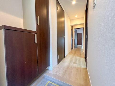 新規上張りされたフロアタイルが美しく、ダークブラウンの建具とのコントラストが落ち着いた気品を演出します。