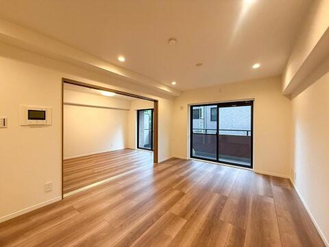 大きな窓から光が降り注ぐ、開放感あふれるリビングです。隣の部屋と繋がる間取りは、お子様の成長や家族構成の変化に合わせてフレキシブルに活用できます。
