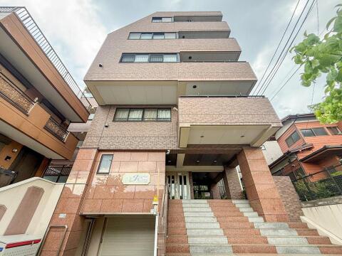重厚感あるタイル張りの外観が印象的。家族の成長を見守る、安心感と品格を兼ね備えた住まいです。