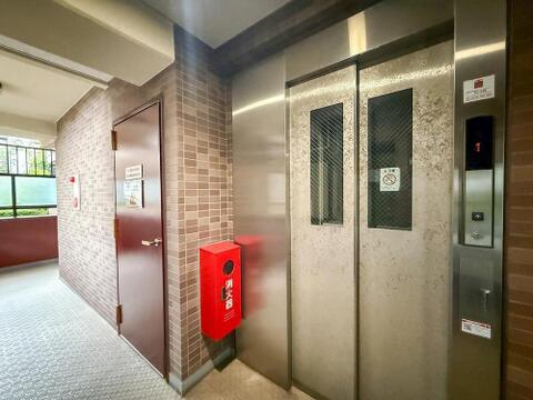 明るい光が差し込む共用廊下とエレベーターは、ベビーカーでの移動もスムーズで、お子様との外出も快適です。清潔に保たれた空間が、ご家族の安心な暮らしを支えます。
