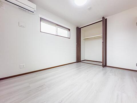 3階の約6.1帖の居室です。エアコンを設置済み。ホワイトベースの居室は、飽きが来ず家具やレイアウトが映えるお部屋です。2026/9/17撮影