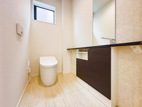 光を取り込む窓のある、温水洗浄便座完備のトイレスペース。ついつい考え事をしてしまうほど落ち着く空間です。鏡と手洗器付です。お手洗いは全階にご用意しております。2026/9/17撮影