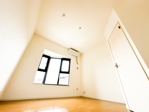 各居室にはクローゼット(このお部屋はウォークインクロゼット)を完備し、家具の配置にも困らない設計がされています。採光と通風のバランスがほどよく絶妙です。