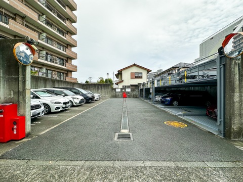平置きと立体駐車場のハイブリッドの駐車場です。