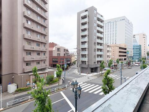 「日当たりの良い開放的な眺望」は、心地よい空間を求めるすべての方におすすめの特長です。一日中たっぷりと差し込む自然光が、部屋全体を明るく照らし、心も体もリフレッシュできます。