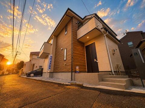 四季折々の自然を感じられる、緑豊かな住環境が魅力の物件です。静かで穏やかな空気が流れ、日々の暮らしの中で癒しを感じられる、心地よい住まいが広がっています。空のイメージはCGにより加工・変更しております