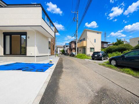 閑静な住宅街に佇む物件で、静かで心安らぐ暮らしが実現します。周囲は穏やかな環境が整っているため、リモートワークやゆっくりとくつろぎたい時も、心地よく過ごせる住まいです。