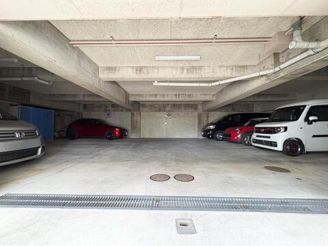 雨や日差しから大切な愛車を守る屋内駐車場完備。ゆとりある広さで駐車もスムーズに行えます。