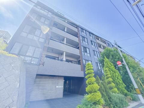 その邸が魅せる、気品・上質・重厚感・極細やかさ、そのすべては訪れた者に安らぎと品性を与える特別な空間です。ここに住むからこそ意味がある。すべての(始まり)をここから迎えます。