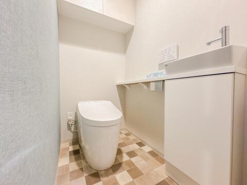 いつまでも清潔な空間であって頂けますように、目に留まるだけではなく、汚れをふき取り易いフロアと壁紙をチョイス致しました。洗浄便座になっておりますので、とても清潔にご使用いただけます。