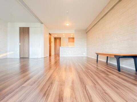 贅沢といえるほどの豊かな居住性と、プライドを満たすクオリティが見事に調和した住空間。リビングも広く設け、訪れる人々を暖かく迎えてくれます。