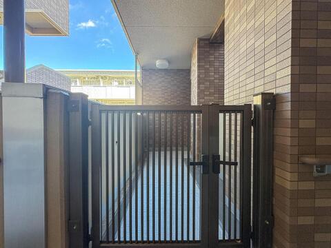 外部からの視線を遮るゲートが、ご家族のプライバシーと安心を守ります。明るく清潔感のある共用部で、お子様との毎日も快適です。