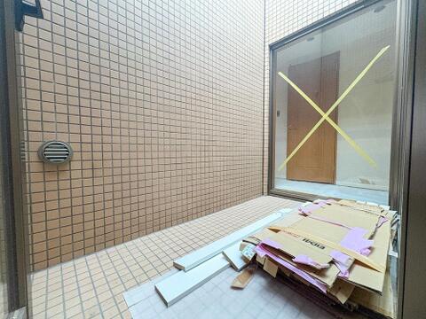 陽光が差し込むサンルームは現在リフォーム中。雨の日でも洗濯物が干せる便利な空間や、趣味を楽しむスペースに。新しく生まれ変わる仕上がりをご期待ください。