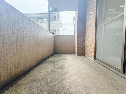 広々としたバルコニーは、家族のセカンドリビングとして活躍。お子様との外気浴や家庭菜園など、様々な使い方ができます。明るい陽光が降り注ぎ、家族の時間を豊かに彩るでしょう。