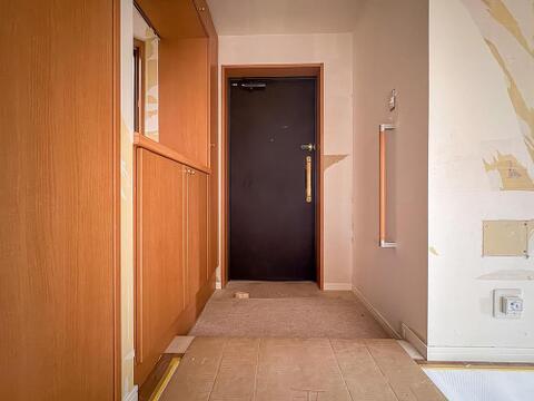 木のぬくもりを感じる広々とした玄関は、家族の毎日を優しく迎え入れます。安全な手すりも完備し、安心の暮らしをサポートします。