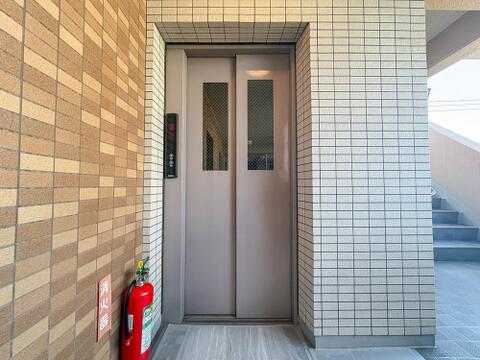 重い荷物などがあるとき、お子様をベビーカーで運ぶときなどに便利です。足腰の悪い方には欲しい設備です。